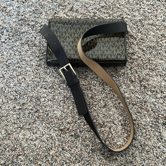 Michael Kors belt bag - Picture 5 of 9